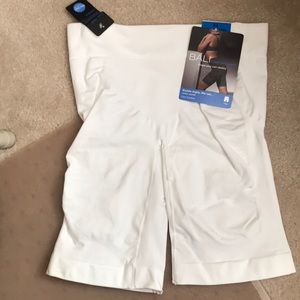 NWT  belly shaper with butt pockets 8624 seamless